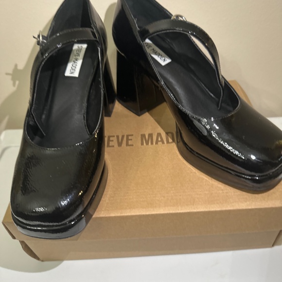 Shoes - Picture 2 of 6